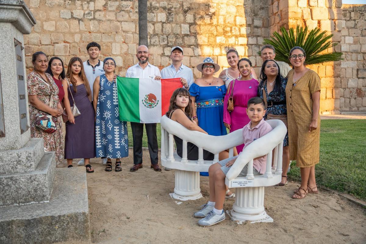 Las sillas "Tú y yo" y distintos momentos de su inauguración en el Parque de las Méridas del Mundo.