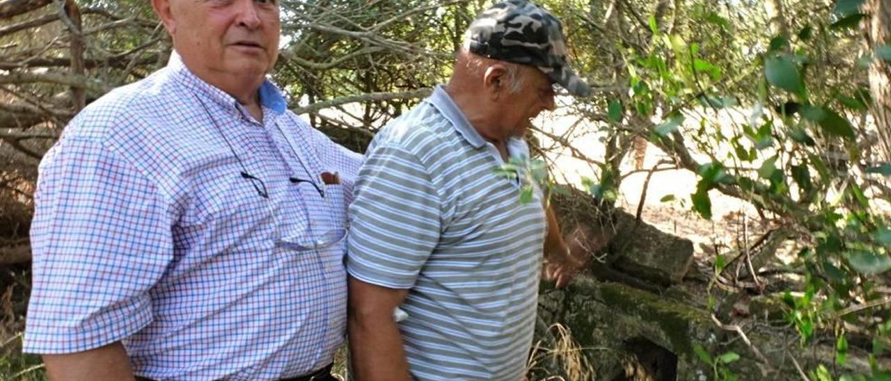 Pedro y Joan Mut, junto al Avenc de Son Muletó.