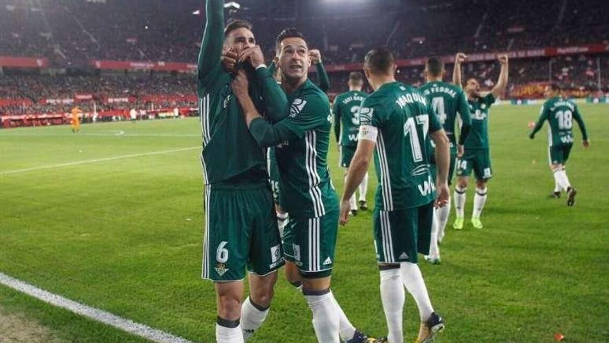 Fabián dedica el primer gol de la noche con su afición.