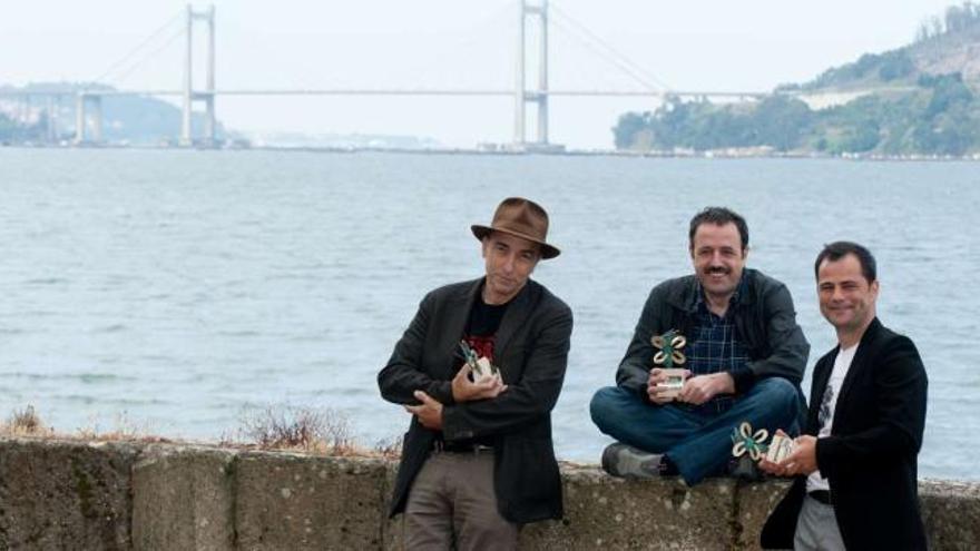 Los autores galardonados con los Premios Xerais 2011, Héctor Carré, Xavier Queipo y Anxo Fariña (izq. a drcha.), en la Isla de San Simón.