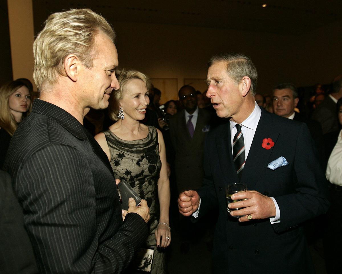 Príncipe Carlos de Inglaterra. El príncipe Carlos de Gran Bretaña (derecha) habla con el cantante Sting (izquierda) y su esposa Trudie Styler durante una recepción en el Museo de Arte Moderno de Nueva York, el 1 de noviembre de 2005.