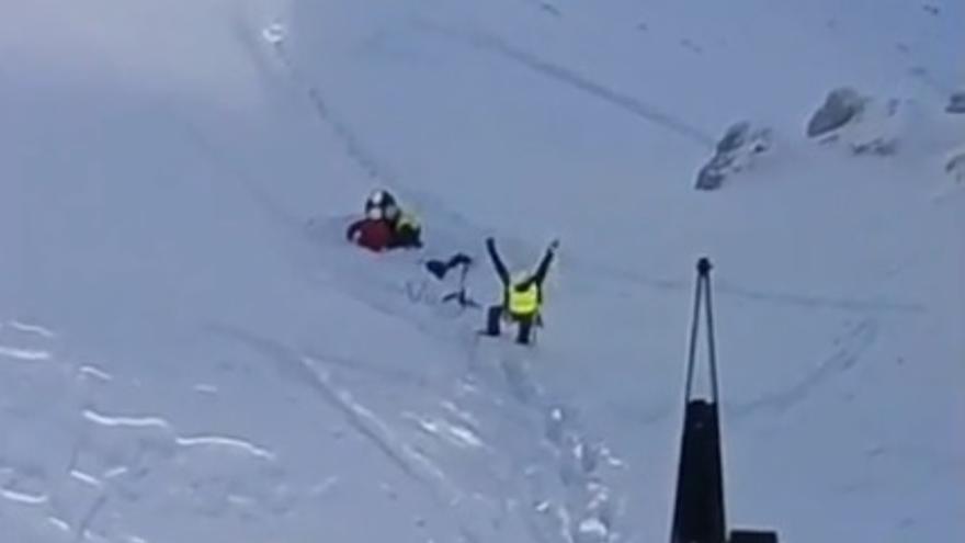 Una unitat aèria de la Guàrdia Civil pentinant la zona del balneari de Panticosa on s'ha produït una allau que ha atrapat sis persones i ha provocat tres morts.