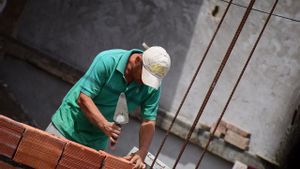 Archivo - Un trabajador del sector de la construcción
