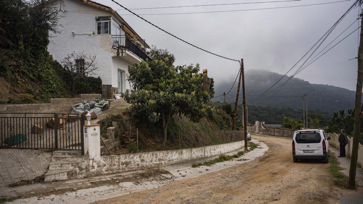 També a Sant Cebrià de Vallalta, la urbanització Castellar d’Índies lidia amb zones mal asfaltades.