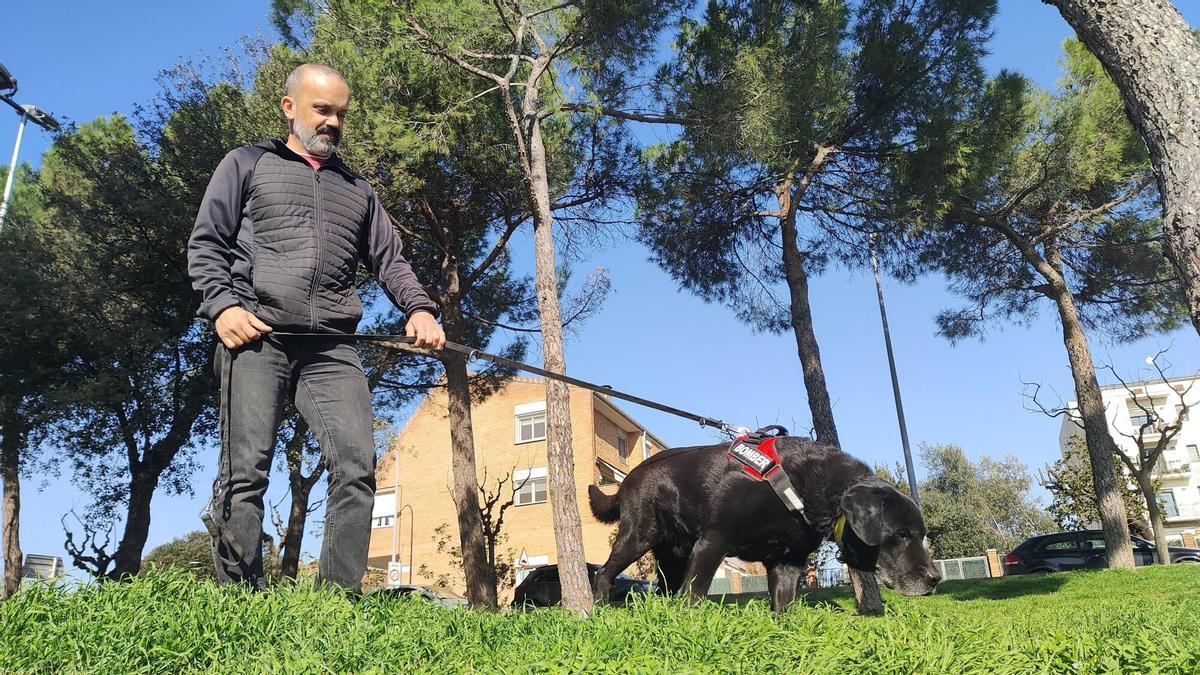 El Xot i el seu guia Andreu Morera, del Grup Caní de Recerca de Bombers