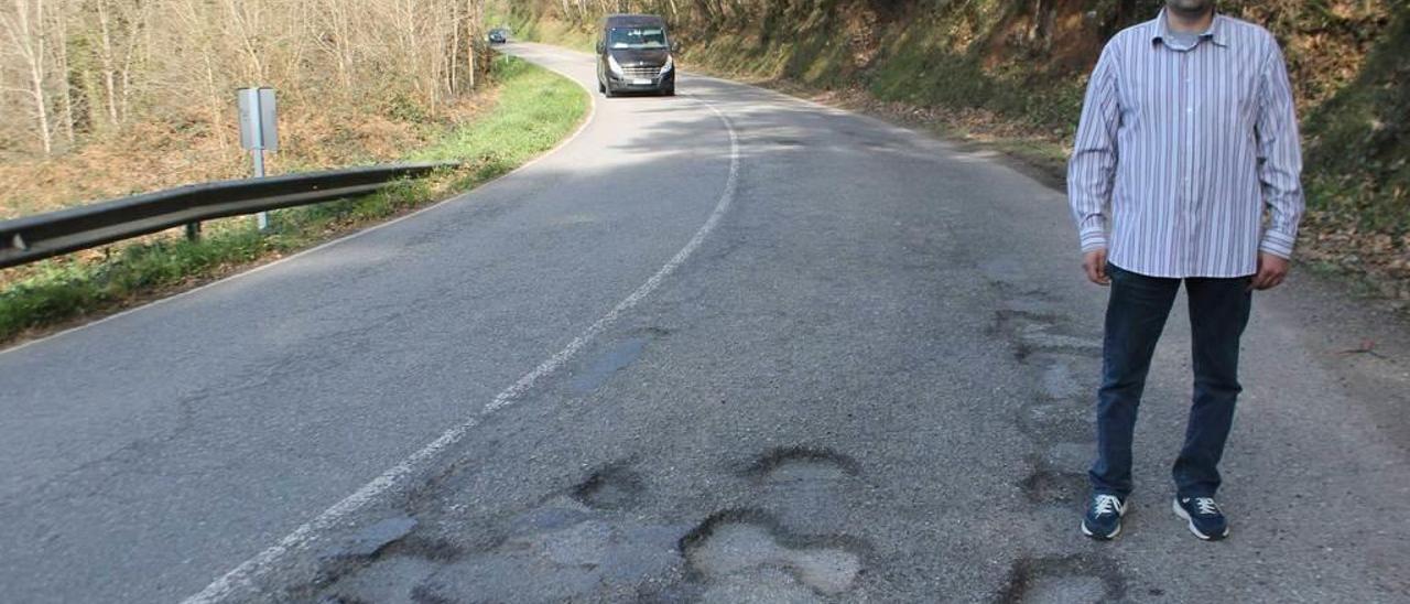 Pedro Selgas, ante unos baches entre Cañedo y Arborio.