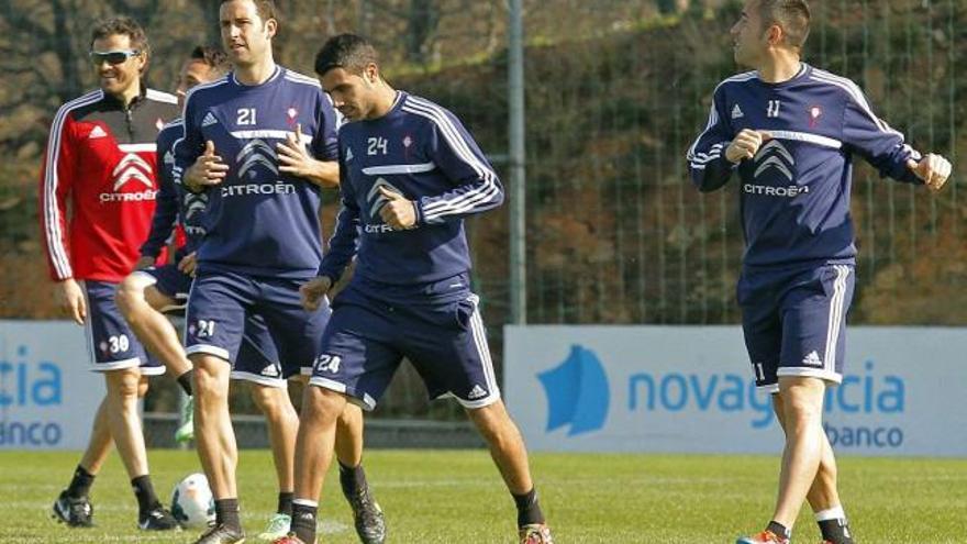 Luis Enrique, Orellana, Íñigo López, Augusto Fernández y Charles, ayer, al iniciarse el entrenamiento en A Madroa. // Jorge Santomé