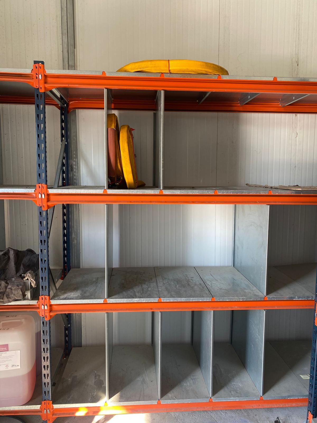 Una estantería con apenas mangueras dentro del parque de bomberos de Elche.