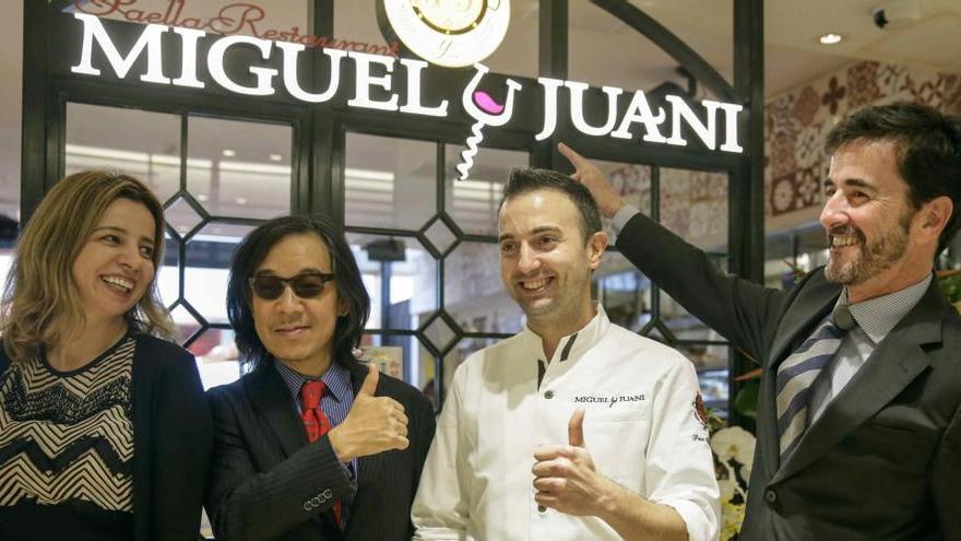 Paco Rodríguez junto al propietario de la nueva sucursal japonesa de &quot;Miguel y Juani&quot;, Hisashi Imazato.