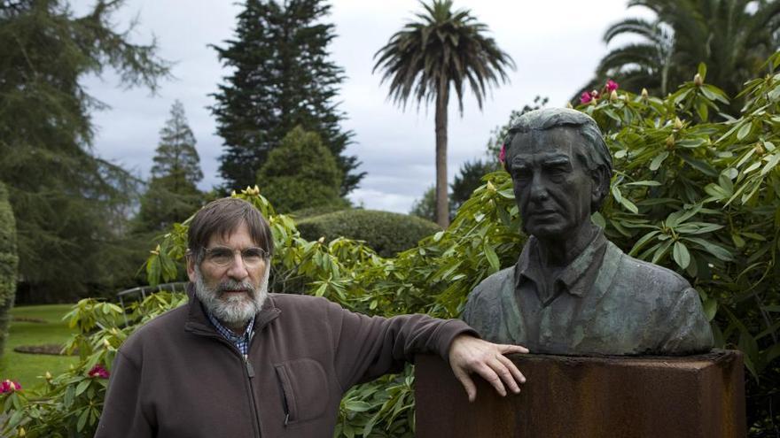 Guillermo Basagoiti, junto al busto de Evaristo Valle, en el museo gijonés del pintor, durante la conversación con LA NUEVA ESPAÑA