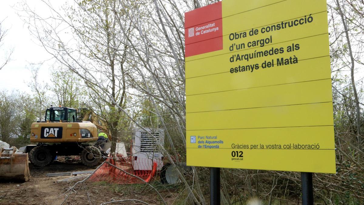 El cartell que anuncia les obres amb les màquines treballant a la zona.