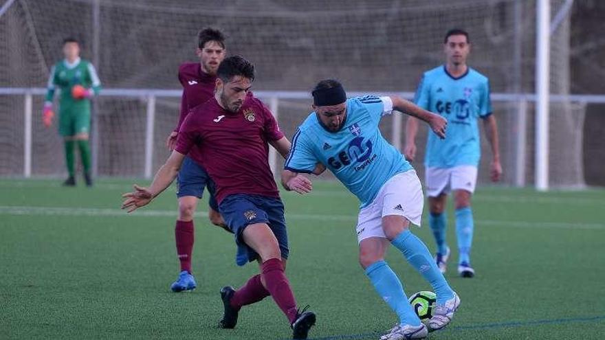 Andrés Viveros trata de robar el balón a un rival del Zacande. // G.S.