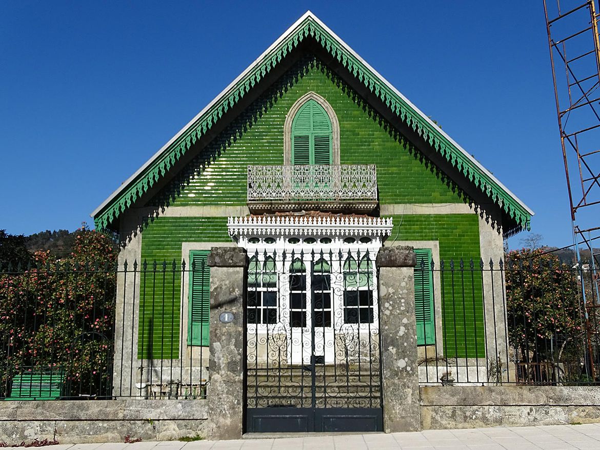 Casa de Clotilde Fernández. Destaca por su cubierta en azulejos verdes.