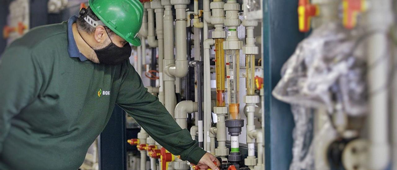 Un trabajador de una industria química de Canarias durante su jornada laboral. | | DELIA PADRÓN