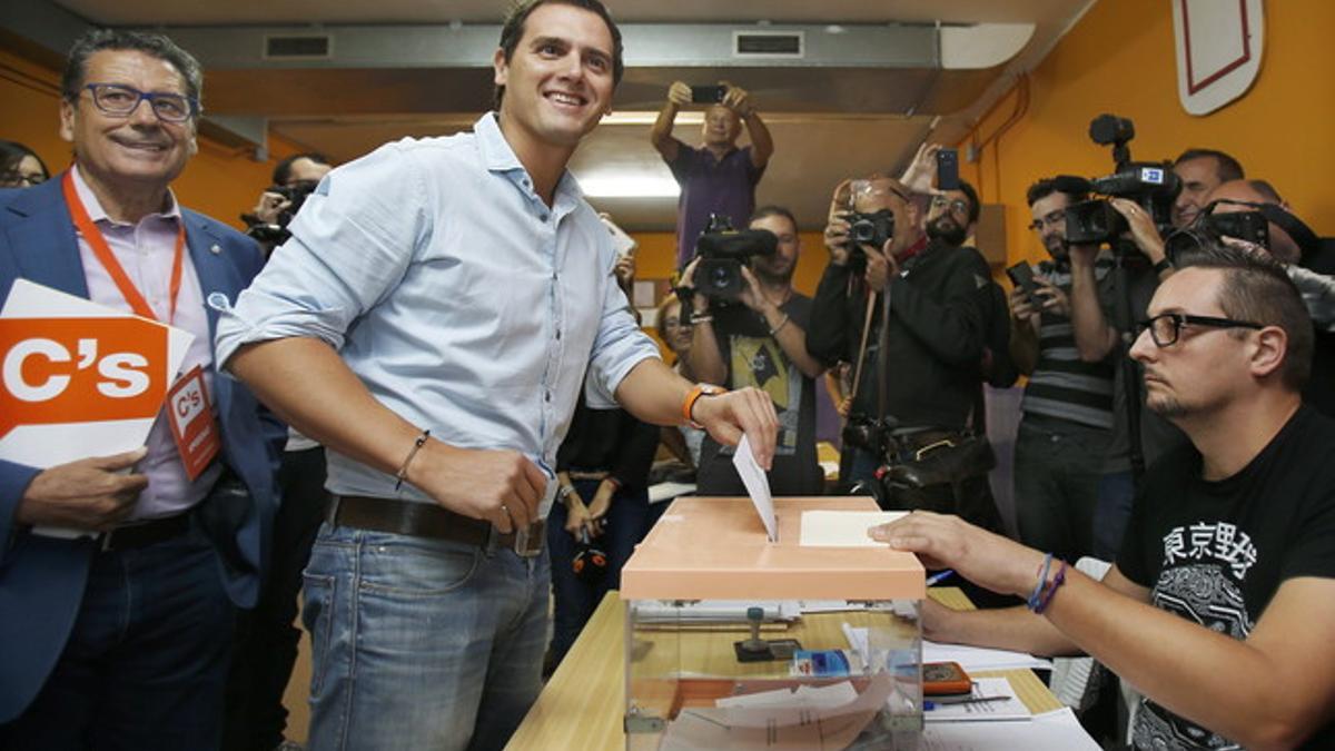 Albert Rivera deposita su vota en el colegio Santa Marta de L'Hospitalet de Llobregat.