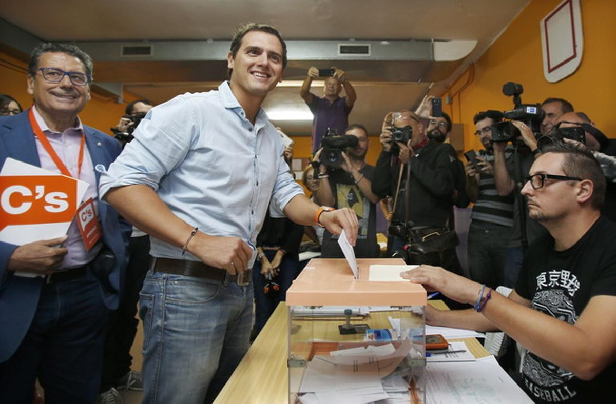  Albert Rivera deposita su vota en el colegio Santa Marta de L’Hospitalet de Llobregat.