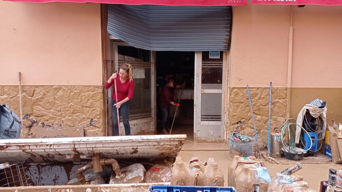 Limpieza de un bar afectado por la dana en La Torre, en una imagen de archivo.