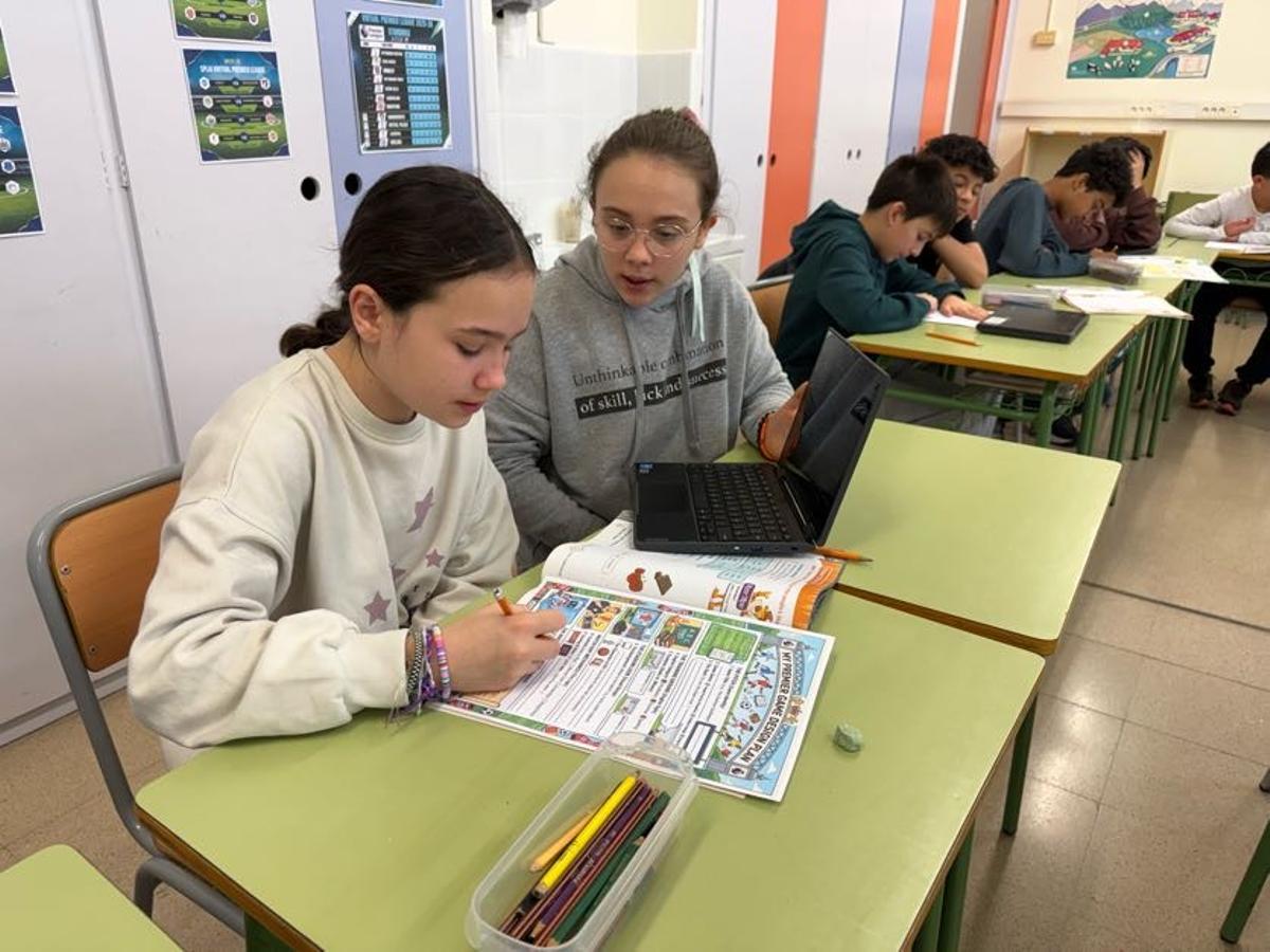 Los estudiantes de la escuela Splai, durante la elaboración del material de inglés.