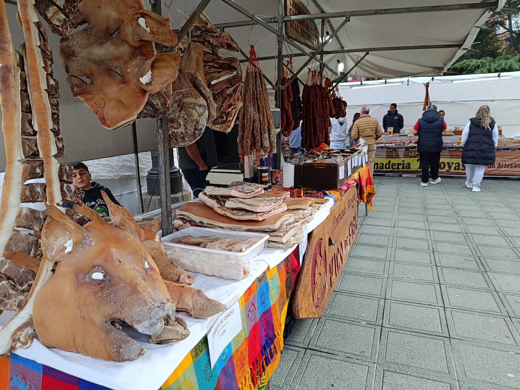 Tradición y gastronomía en la primera jornada del Mercado San Isidro de Llanera