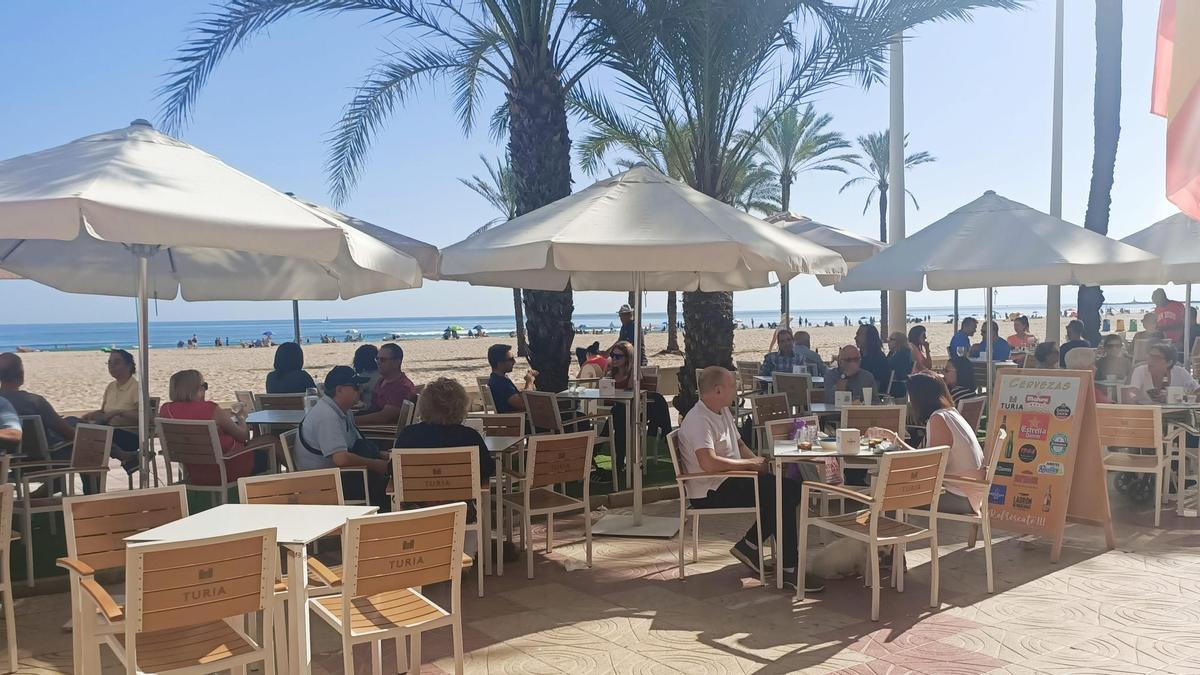 Una terraza de un bar en la playa de Cullera.