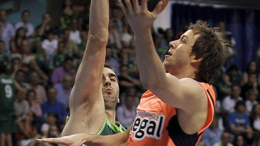 Joe Ingles intenta superar la defensa de Nedzad Sinanovic en una acción del Unicaja-Barcelona