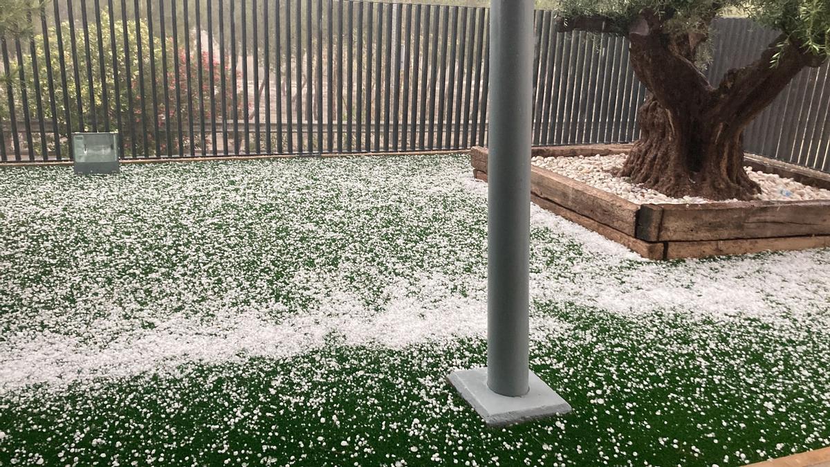 Un jardín de Molina después de la granizada de este jueves.