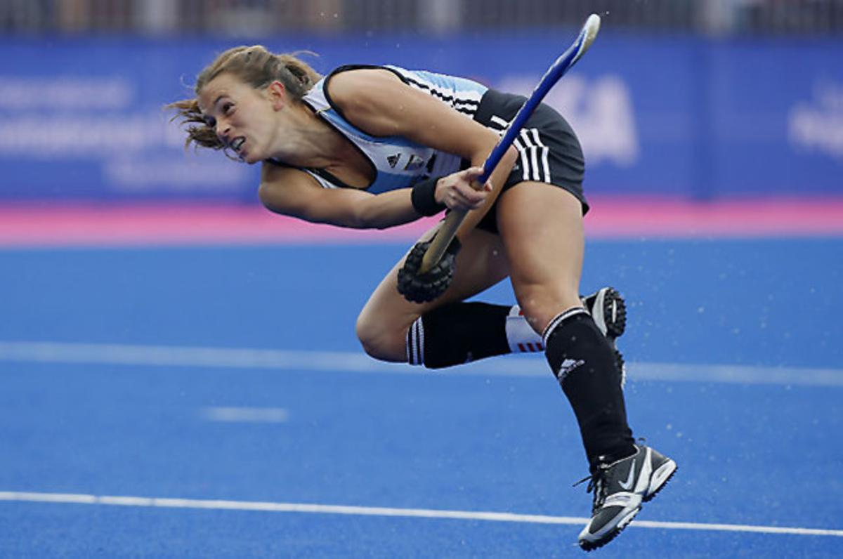 La capitana d’hoquei de la selecció argentina, Carla Rebecchi, llança un penal durant un partit eliminatori entre l’Argentina i la Xina al Parc olímpic de Londres.
