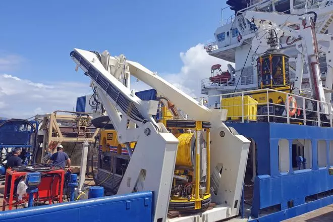 "Ártabro" y "Triton", la misión de la esperanza para los 21 del "Pitanxo"
