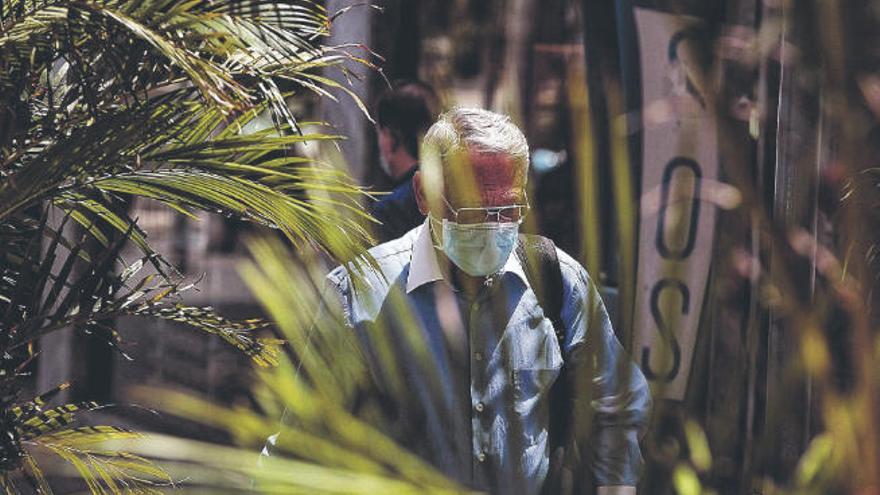 Un hombre pasea por el centro de Santa Cruz, donde las temperaturas ayer alcanzaron los 30 grados.