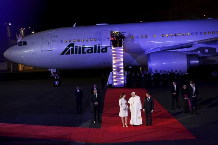 El Papa fue recibido en México por el presidente Peña Nieto y su esposa