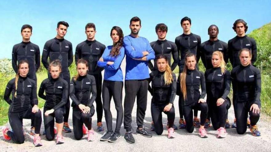 Almudena Cid y Jaime Alguersuari, con los concursantes.