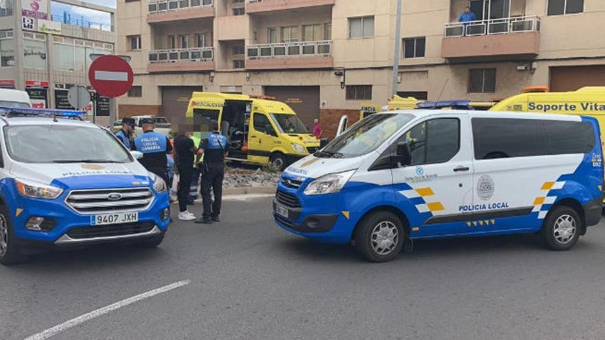 Imagen del accidente registrado a mediodía de ayer en una rotonda situada en el barrio de Taco, donde falleció una motorista de 39 años de edad.