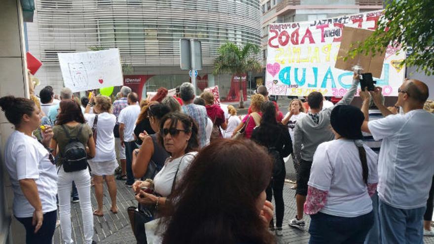 Manifestación ante la sede de la clínica en la capital grancanaria el pasado septiembre.