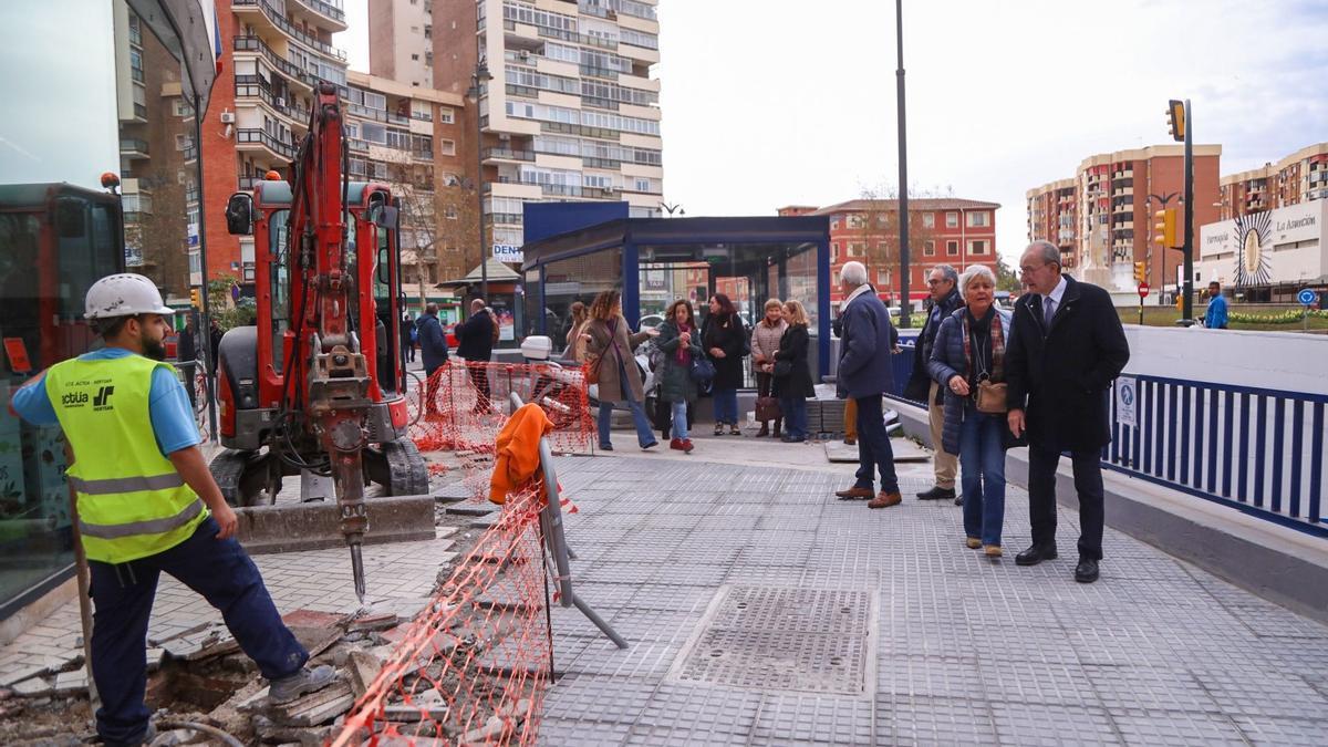 El alcalde de Málaga, Francisco de la Torre, acompañado de la concejala del distrito, Teresa Porras, visita las obras de la primera fase de urbanización del Paseo de los Tilos