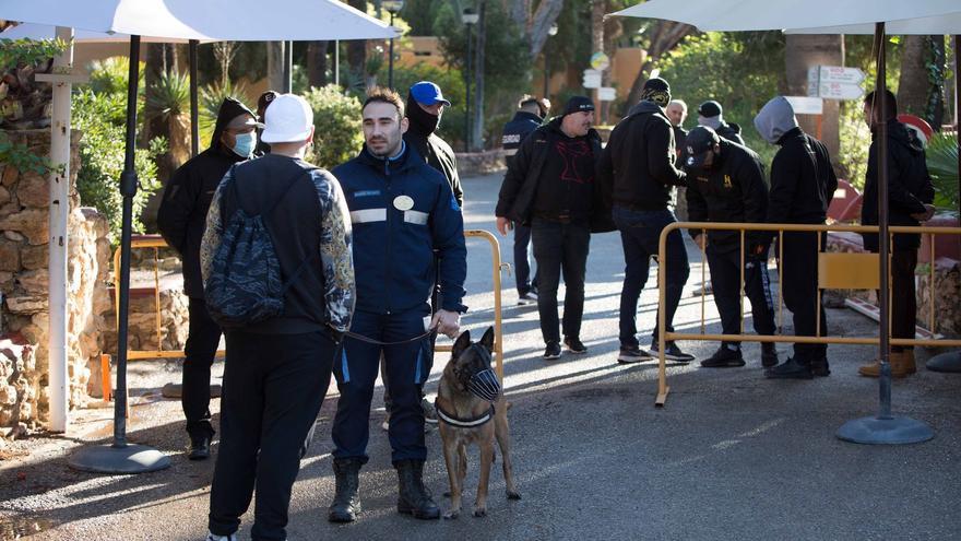 Una empresa especializada trata de desalojar a cerca de 100 okupas en un complejo residencial de Ibiza