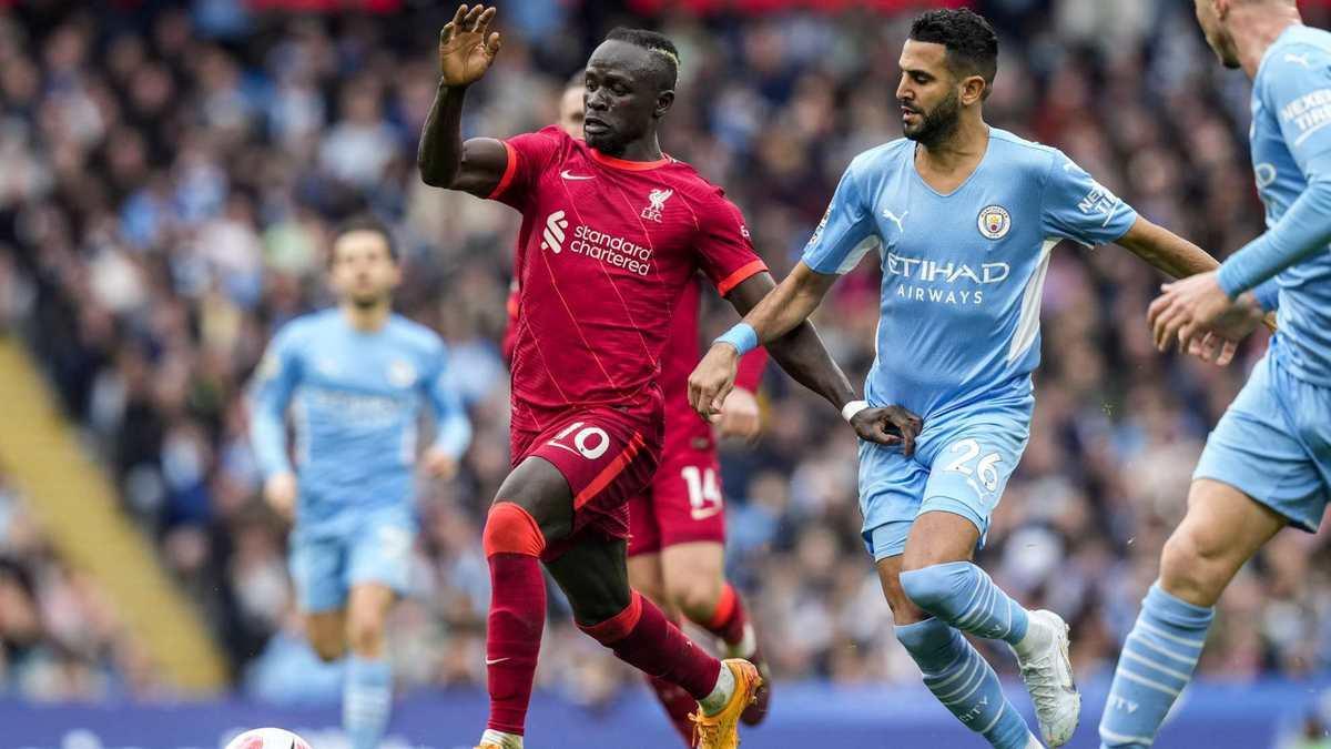 Sadio Mané junto a Riyad Mahrez en el reciente partido entre el City y el Liverpool