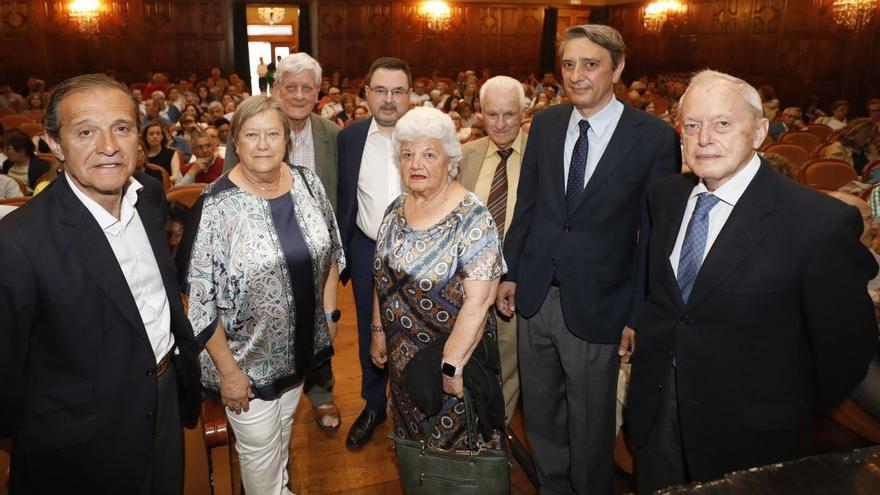 De izquierda a derecha, Manuel Álvarez-Buylla, Marilys y Genaro García-Alcalde, Gonzalo Martínez Peón, Mais Suárez, Melchor Fernández Díaz, Santiago González del Valle y José Manuel Vaquero, antes del inicio del concierto, en Oviedo, dedicado a Guillermo García-Alcalde.