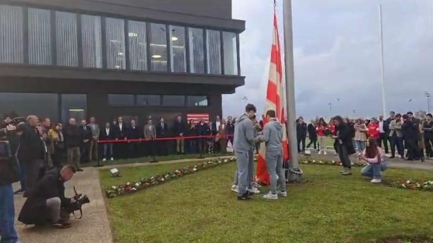 el Sporting alza en Mareo la nueva bandera con todos los nombres de los abonados