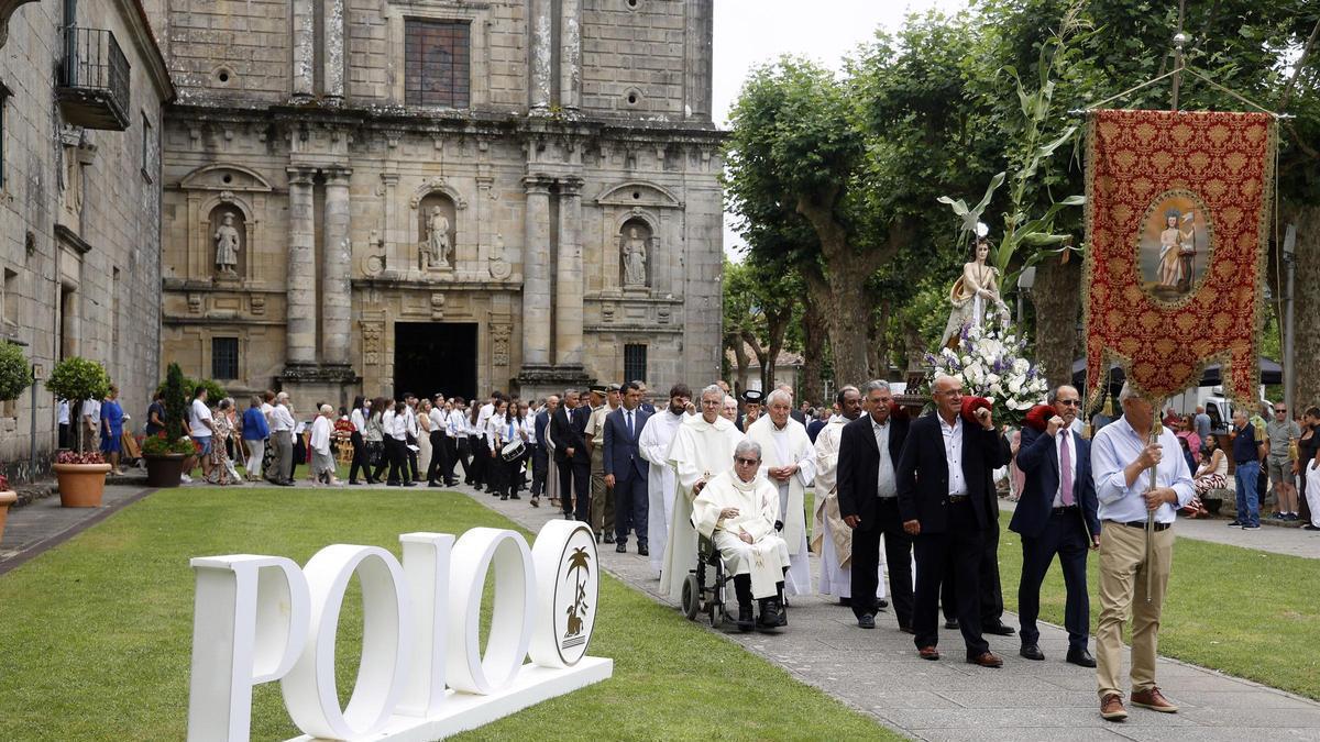 Saída da procesión desde o Mosteiro de San Xoán.