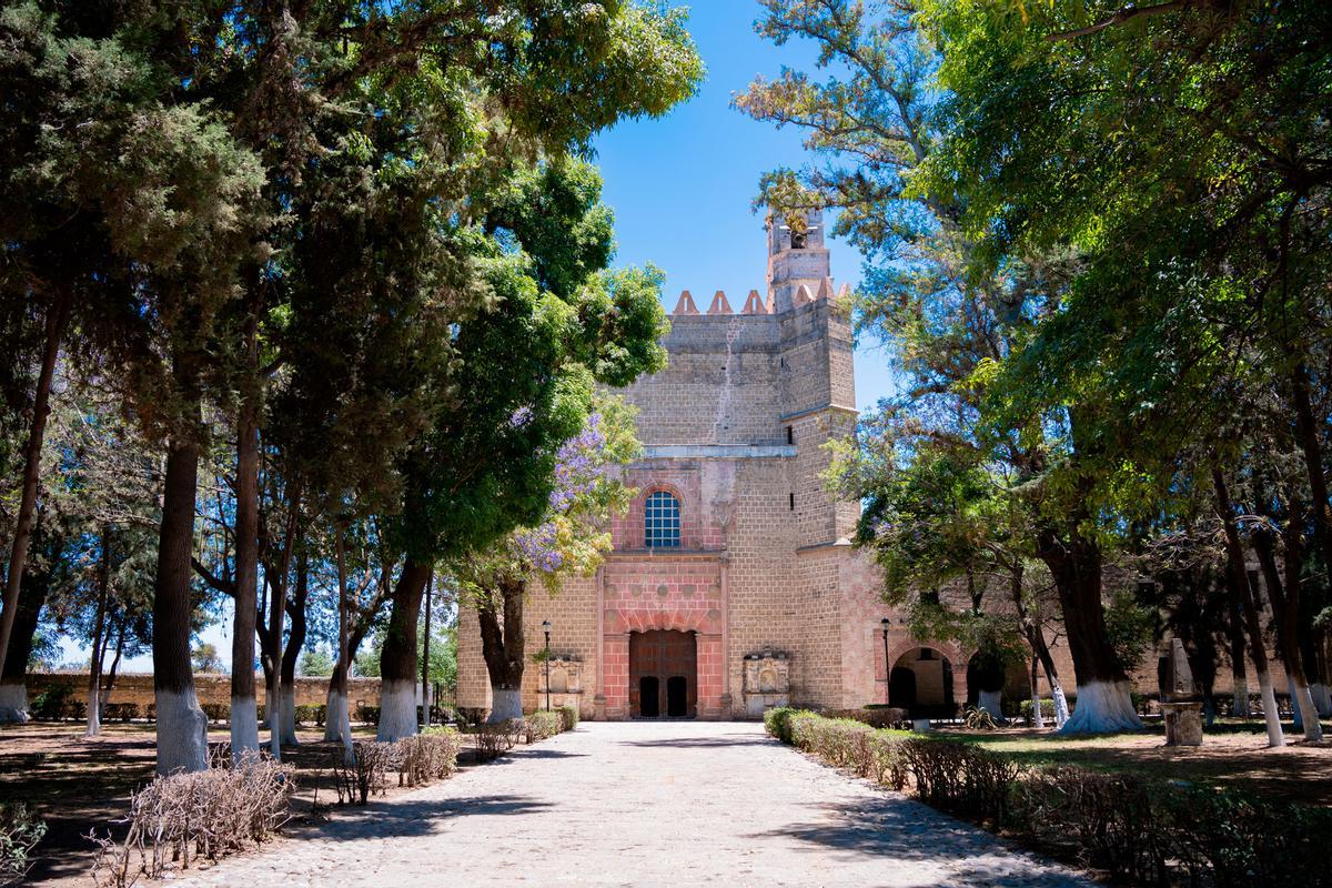 El Ex Convento de San Miguel Arcángel en Huejotzingo, Puebla, es uno de los cuatro primeros monasterios franciscanos del siglo XVI en México. Declarado Patrimonio de la Humanidad por la UNESCO, destaca por su arquitectura estilo fortaleza medieval y un valioso retablo plateresco atribuido a Simón Pereyns