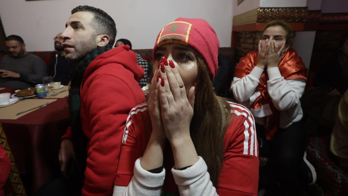 Seguidores marroquís decepcionados en un restaurante del Raval de Barcelona al finalizar el partido