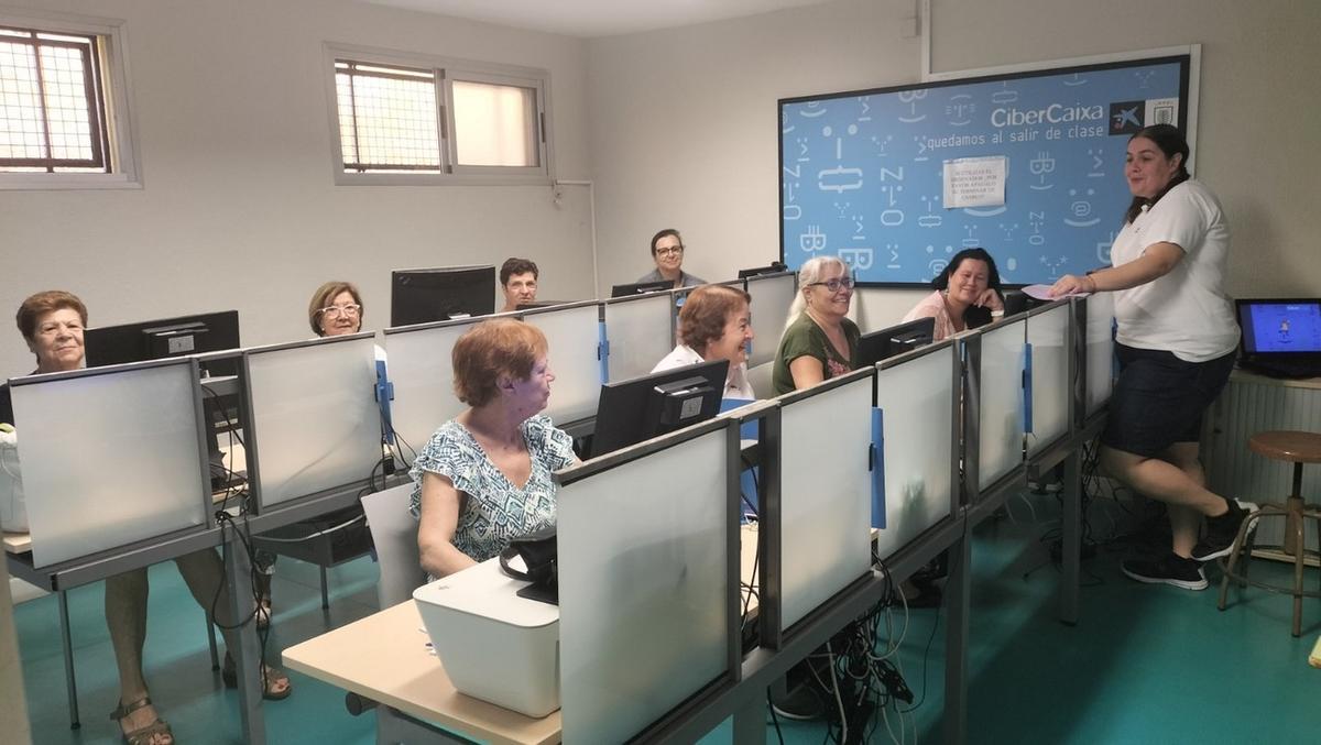 La Universidad Popular Juan Rodríguez Doreste combate la brecha digital con doce talleres que benefician a 224 personas.