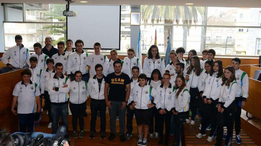 Cal, rodeado por algunos de sus compañeros del Ría de Aldán.