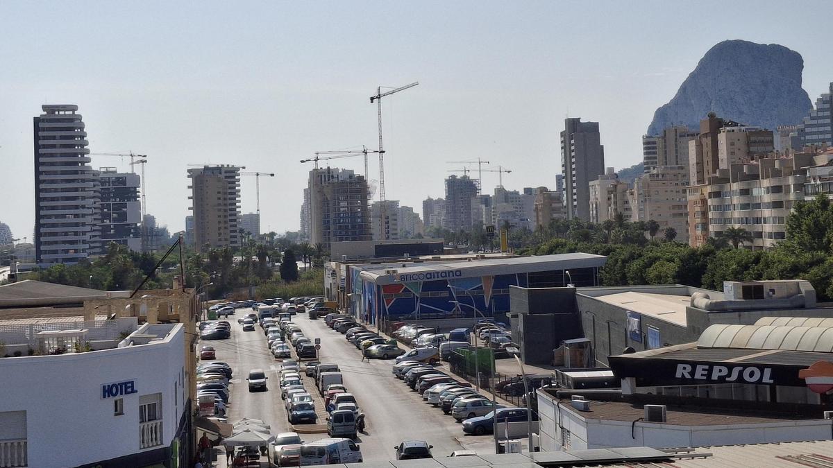 Grúas y torres de apartamentos en construcción en Calp
