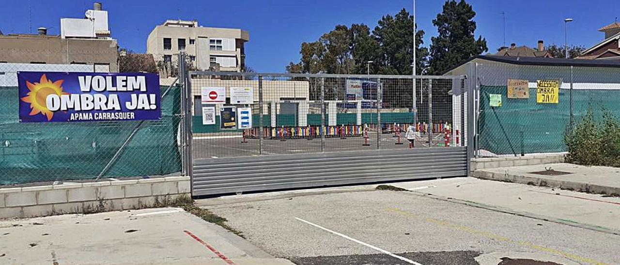 Una pancarta con la queja de los padres en la valla del centro. | LEVANTE-EMV