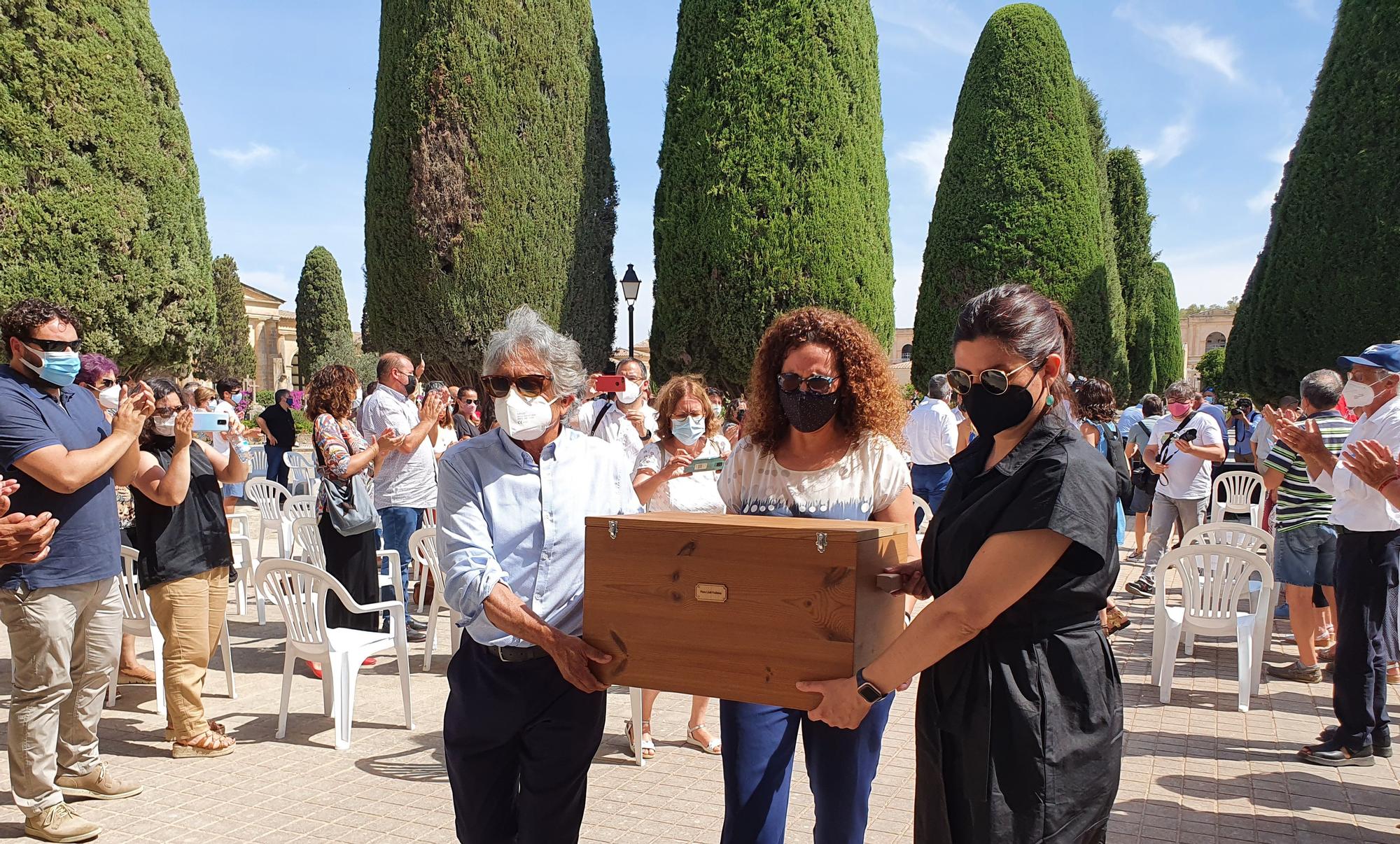 El Govern entrega los restos de cinco víctimas de Son Coletes a sus familiares