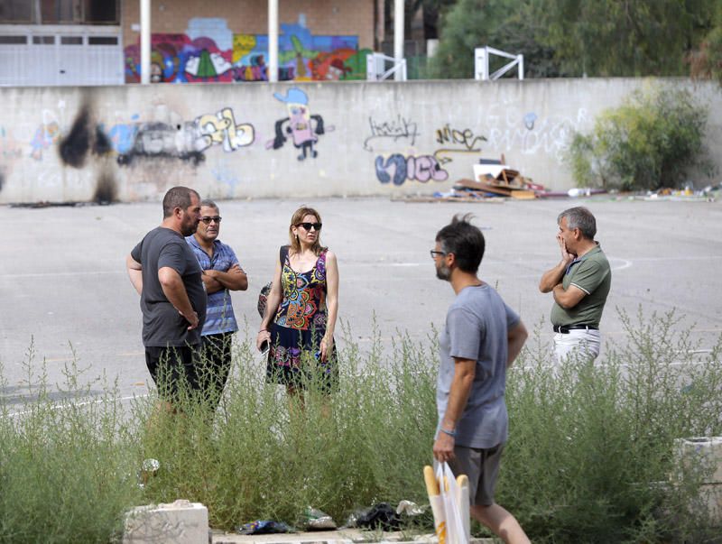 Los políticos visitan la Coma invitados por los vecinos