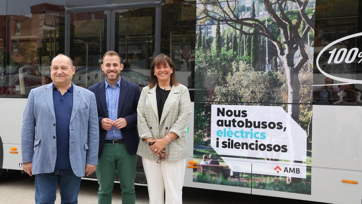 El alcalde de Viladecans, Carles Ruiz; el vicepresidente de Movilidad del AMB, Carlos Cordón; y la alcaldesa de Gavà, Gemma Badia, durante la presentación de los nuevos buses &quot;sostenibles&quot;