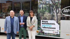 El alcalde de Viladecans, Carles Ruiz; el vicepresidente de Movilidad del AMB, Carlos Cordón; y la alcaldesa de Gavà, Gemma Badia, durante la presentación de los nuevos buses sostenibles