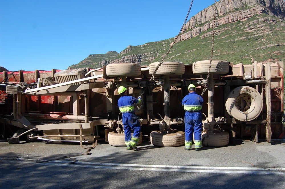 Retirada d'un camió accidentat a la C-55